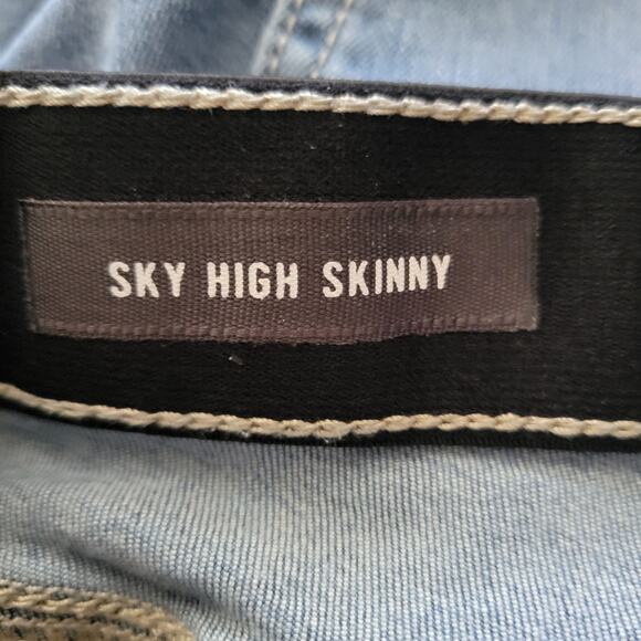 Torrid Jeans Premium Woman's size 16 Medium Wash Stretchy Waist Great Looking - Picture 4 of 10